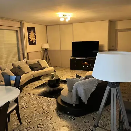 Familiale Au Coeur D Un Centre Equestre Haudricourt