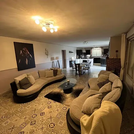 Holiday home Familiale Au Coeur D Un Centre Equestre Haudricourt