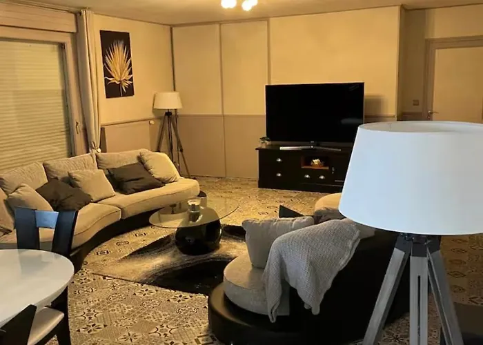 Familiale Au Coeur D Un Centre Equestre Haudricourt